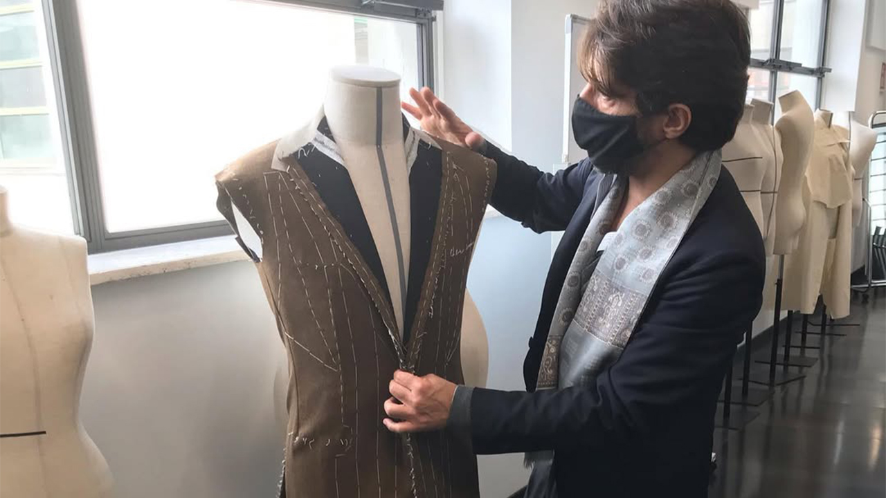 L’Arte del Su Misura: Perché un Abito Personalizzato Fa la Differenza